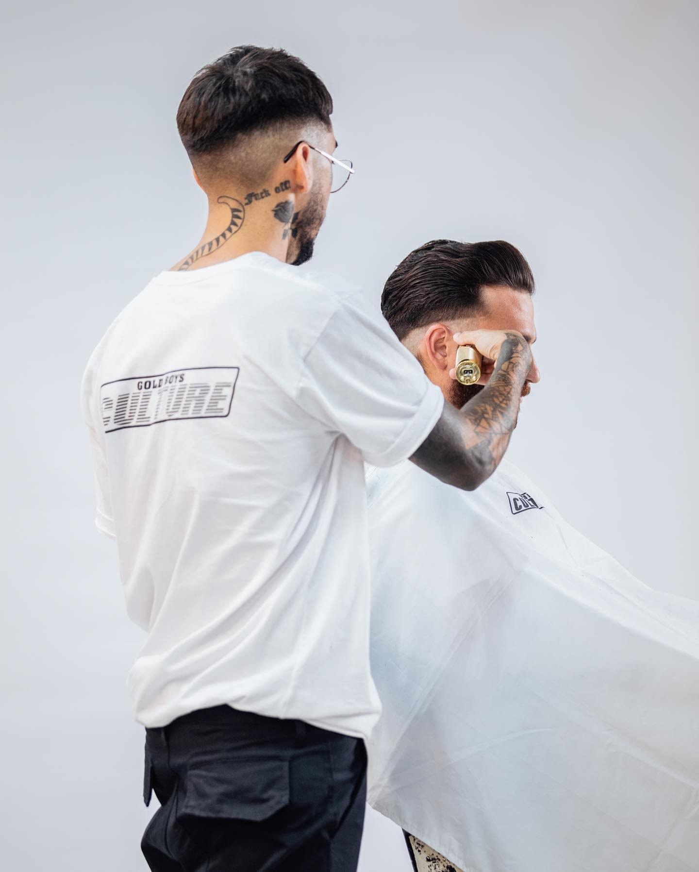 Barbero de Gold Boys & Girls Culture cortando a un cliente