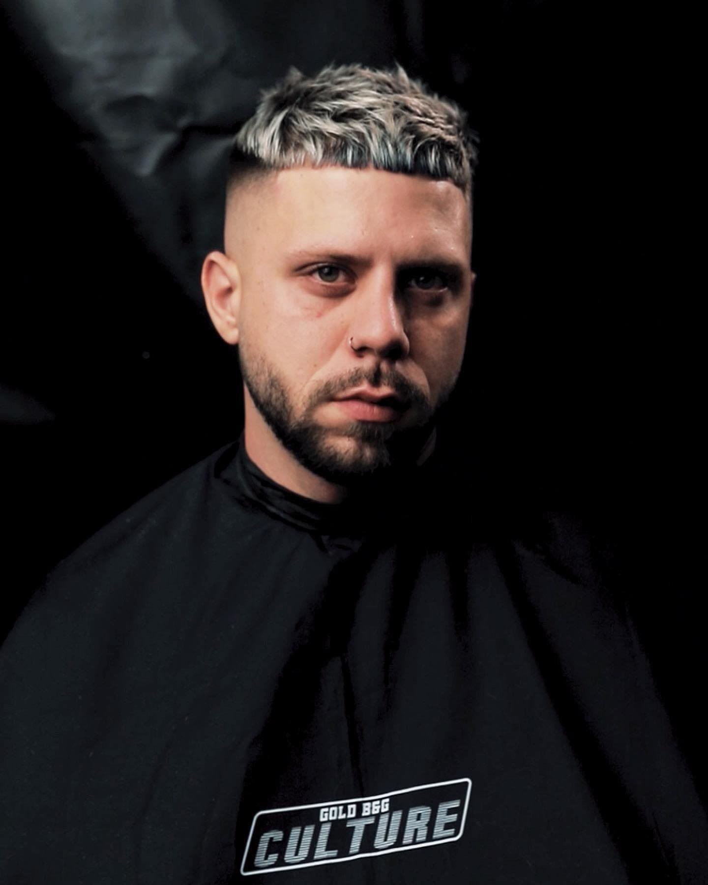 Barbero realizando un corte profesional en el salón