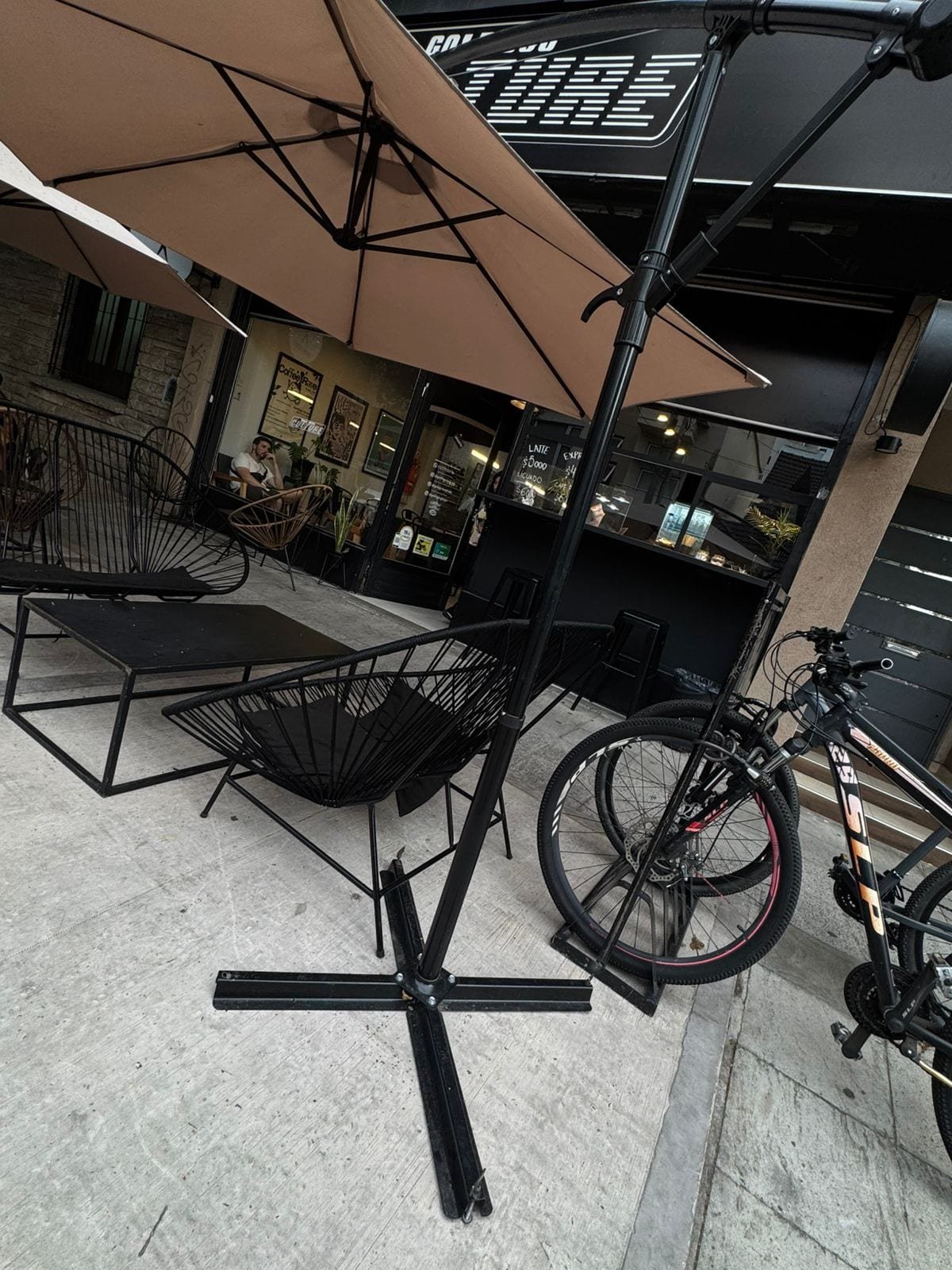 Exterior del salón Gold Boys & Girls Culture