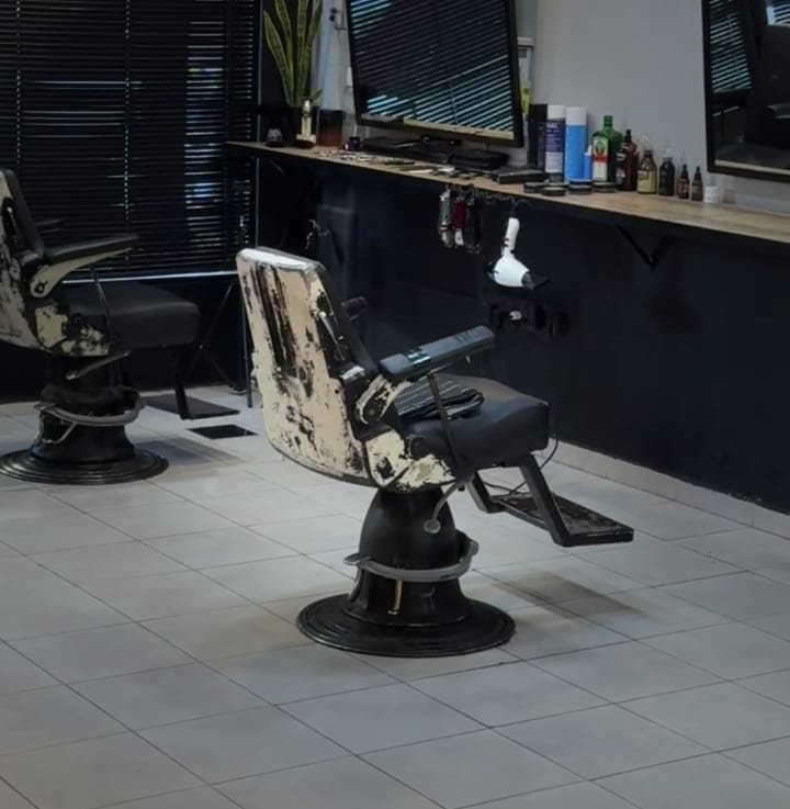 Ambiente premium del salón con iluminación moderna